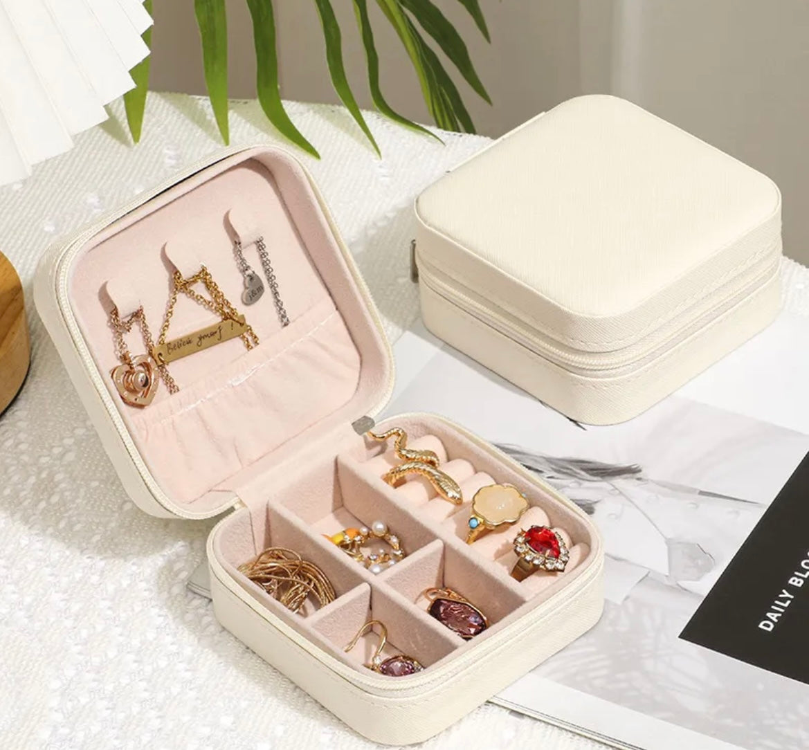 Travel jewelry box
